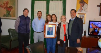 El Intendente Hugo Benítez entrego un reconocimiento a los familiares del ex Intendente Julio Argentino Piaggio como Homenaje al cumplirse 2 meses de su fallecimiento El Intendente Hugo Benítez entrego un reconocimiento a los familiares del ex Intendente Julio Argentino Piaggio como Homenaje al cumplirse 2 meses de su fallecimiento