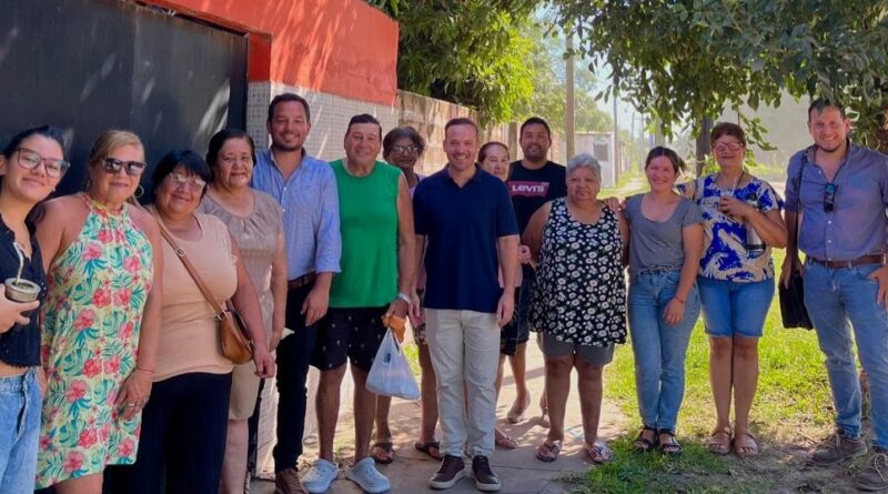 Reunión con vecinos del barrio 90 Viviendas